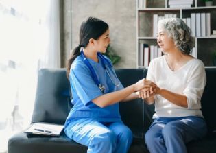 Nurse at Home in Dubai: When Is It Better Than Going to the Hospital?